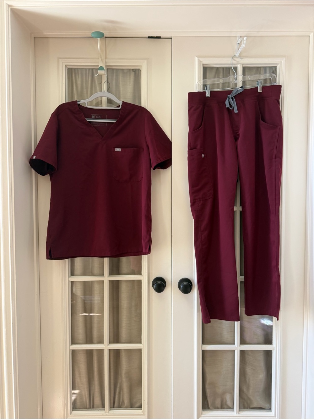Burgundy LARGE Top & MEDIUM Kade Cargo Pants Women’s Figs Scrub Set EUC